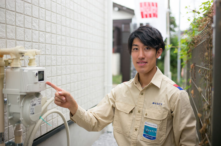 給湯器の説明をする男性